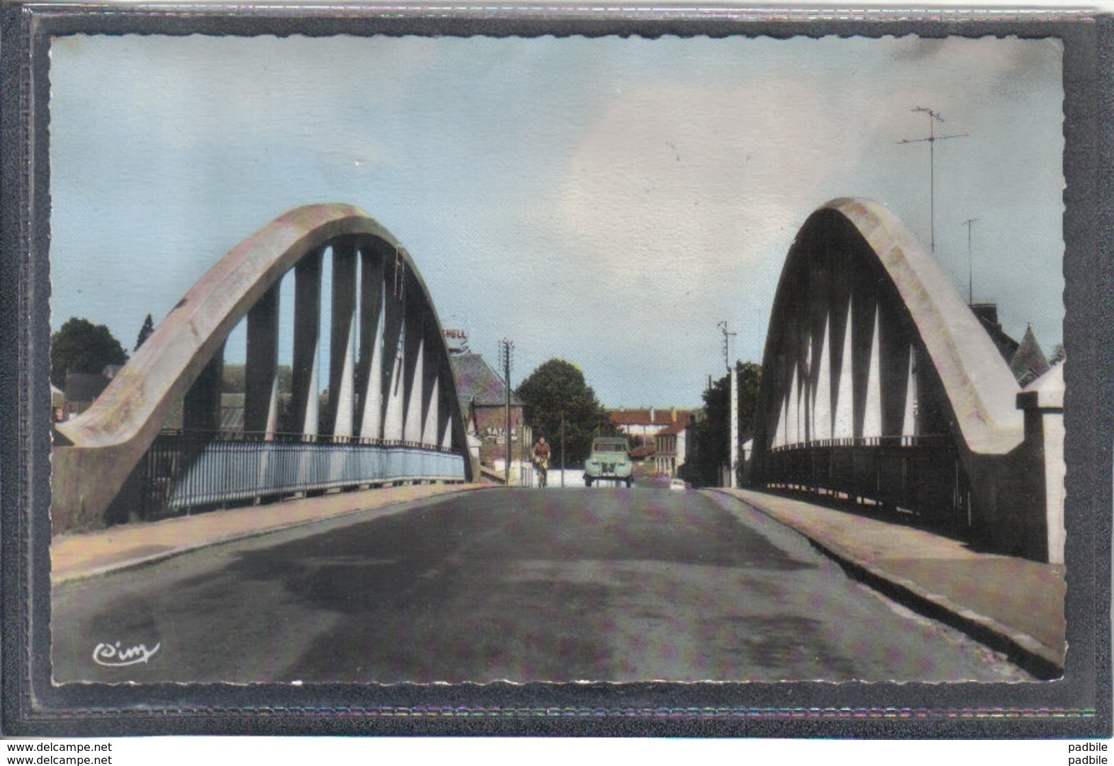 Carte Postale 59. Berlaimont  2 Cv Citroen Sur Le Pont De La Sambre Très Beau Plan - Berlaimont