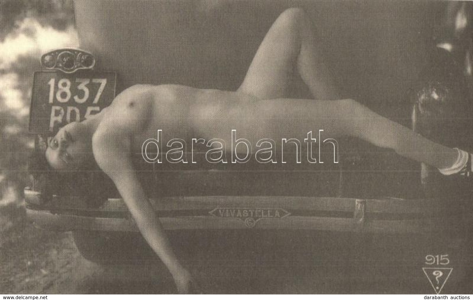 ** T1 Vintage Erotic Nude Lady On An Automobile. HM Faszination Aktphotographie 1850-1930. - Ohne Zuordnung