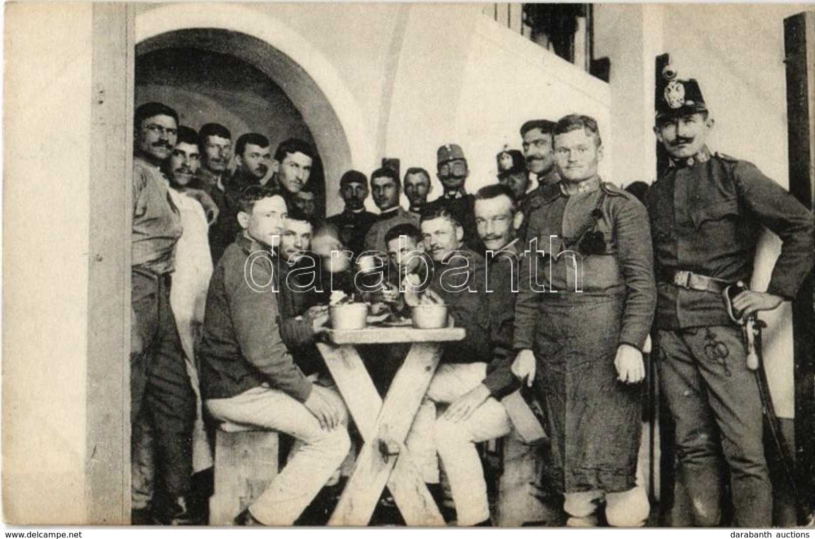 * T2/T3 Osztrák-magyar Katonák Ebédelnek Az Asztalnál / WWI Austro-Hungarian K.u.K. Soldiers Having Lunch By The Table.  - Ohne Zuordnung