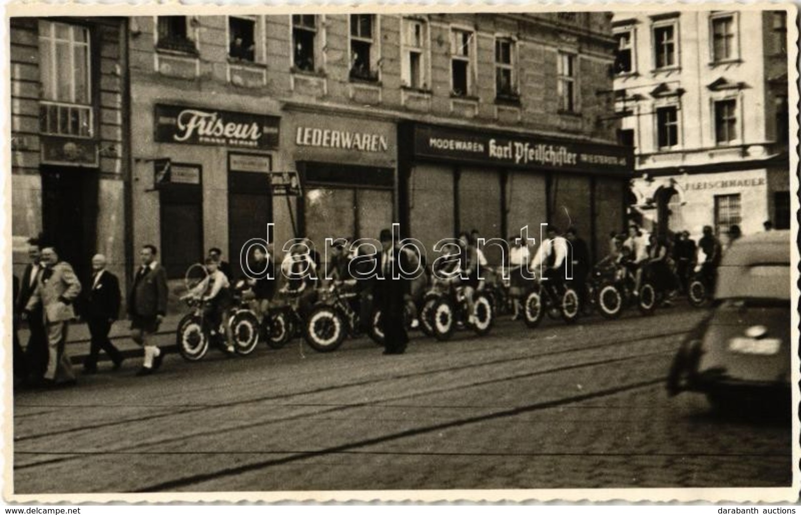 ** T2 Unknown Location, Group Of Cyclists. Photo - Ohne Zuordnung