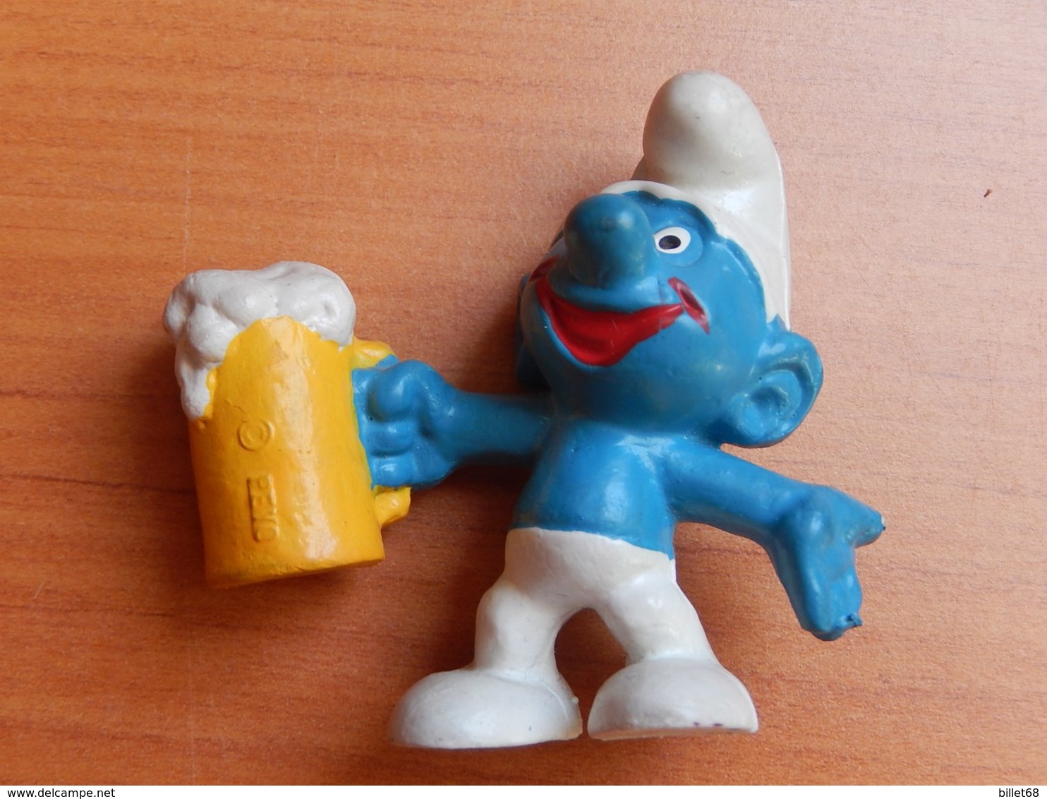 SCHTROUMPF  - BUVANT UNE BIERE - Smurfs