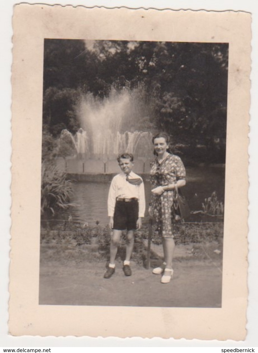 27111 -Photo BELGIQUE LIEGE Oparc Acclimatation Boverie -Aout 1947 -enfant Femme Fontaine - Orte