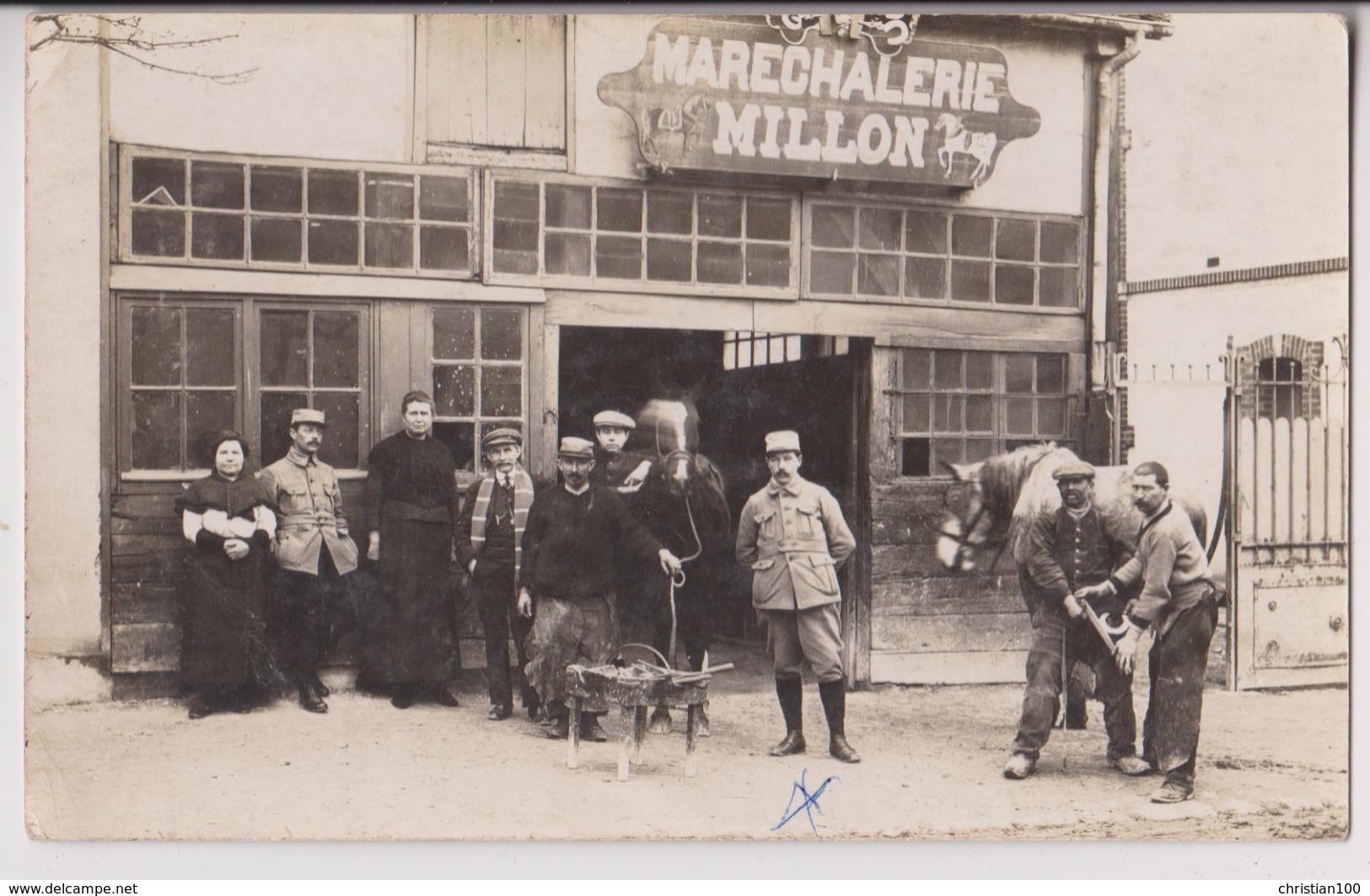 CARTE PHOTO : MARECHALERIE " MILLON " - MARECHAL FERRANT - ENCLUME - FER SUR LE SABOT DU CHEVAL -z 2 SCANS Z- - Artisanat