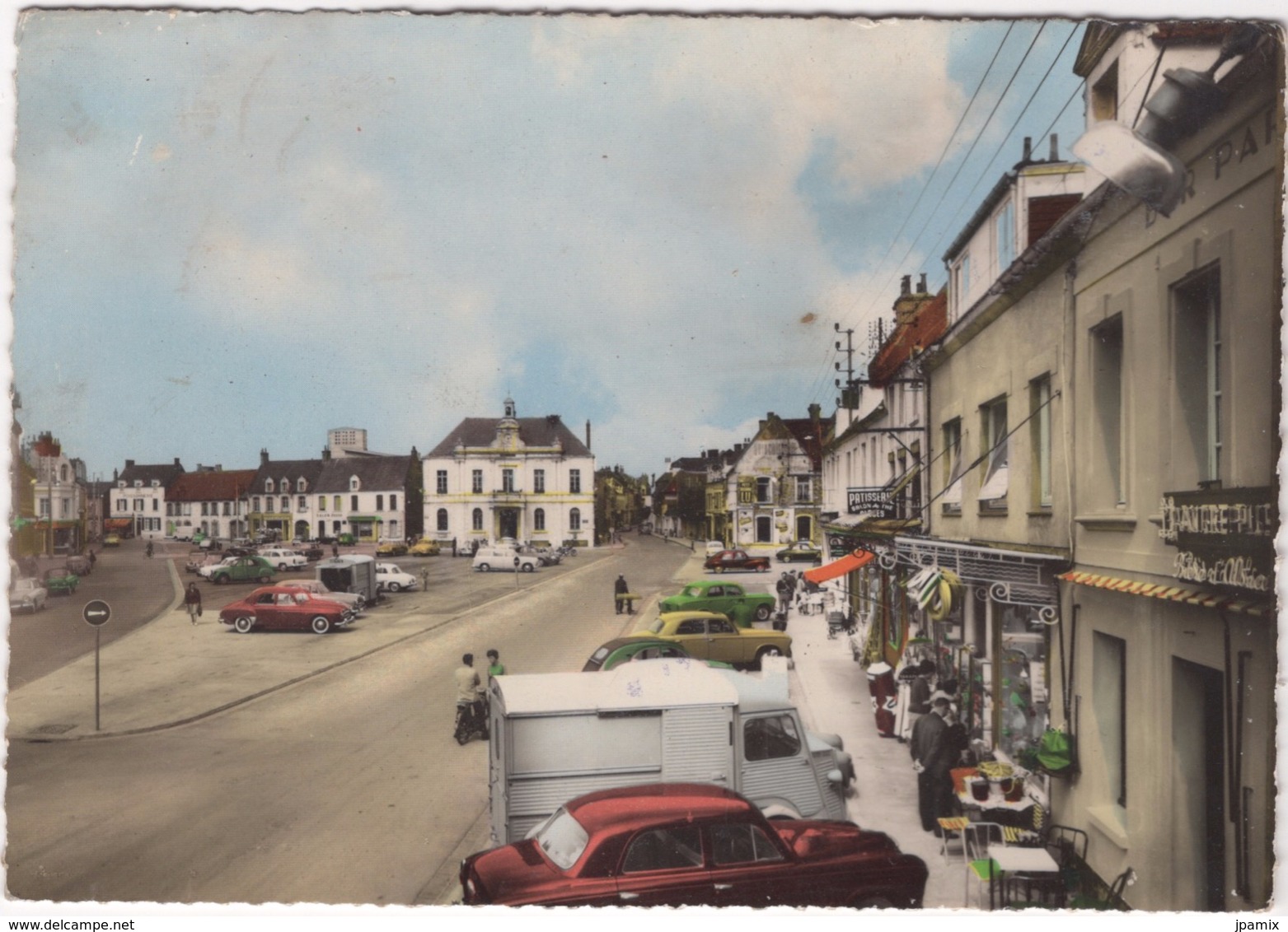 CP : Etaples  , Grande Place , Automobile ,  Fourgon Citroen - Etaples