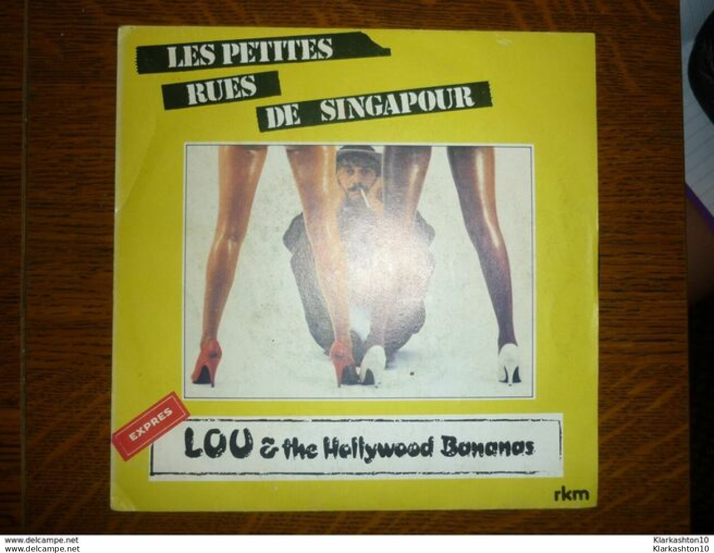 Lou & The Hollywood Bananas: Les Petites Rues De Singapour-Dans Le Regard Des Filles/ 45t WEA 761 607 - Other & Unclassified