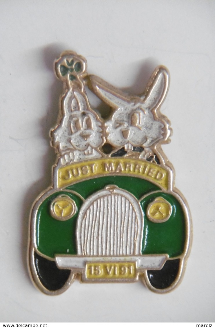 Pin's - Automobile Souvenir De Mariage "JUST MARRIED" Lapins Rabbits - Otros & Sin Clasificación