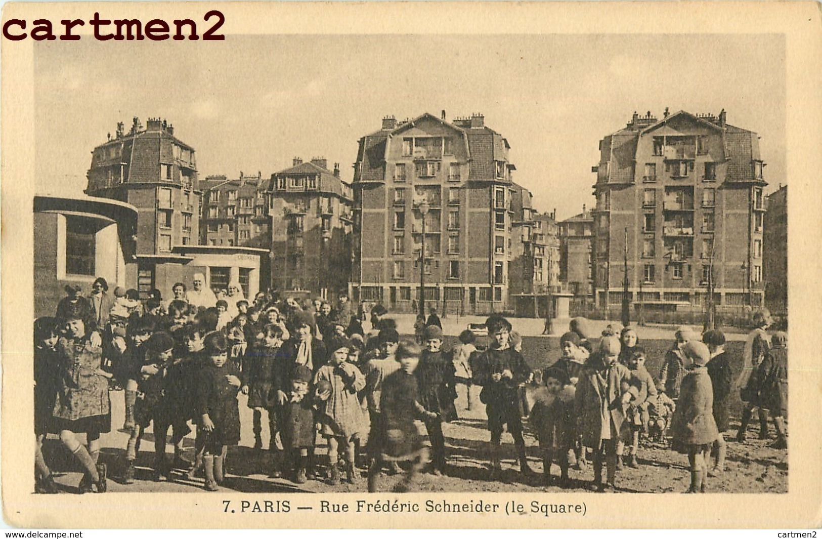 PARIS LA RUE FREDERIC SCHNEIDER TRES ANIMEE 75018 - Arrondissement: 18