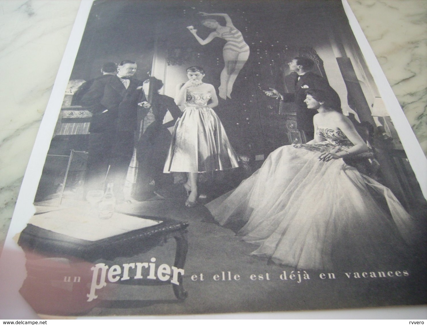 ANCIENNE PUBLICITE ELLE EST DEJA EN VACANCE SON PERRIER  1953 - Perrier