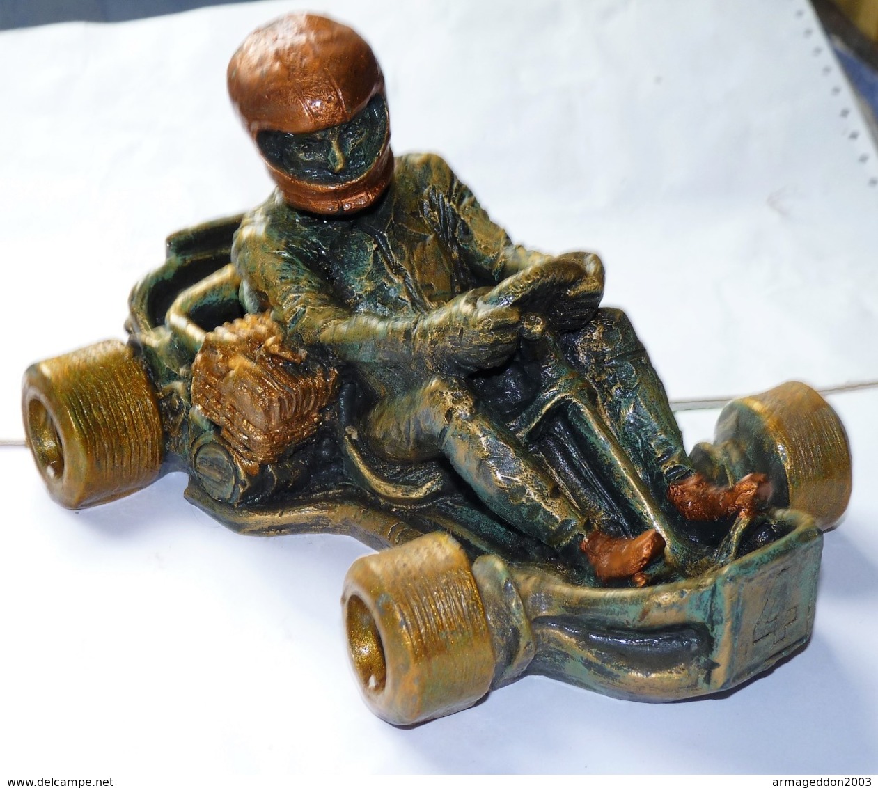 VINTAGE ANCIENNE LOURDE SCULPTURE RESINE PILOTE SUR UN KART TBE - Autres & Non Classés