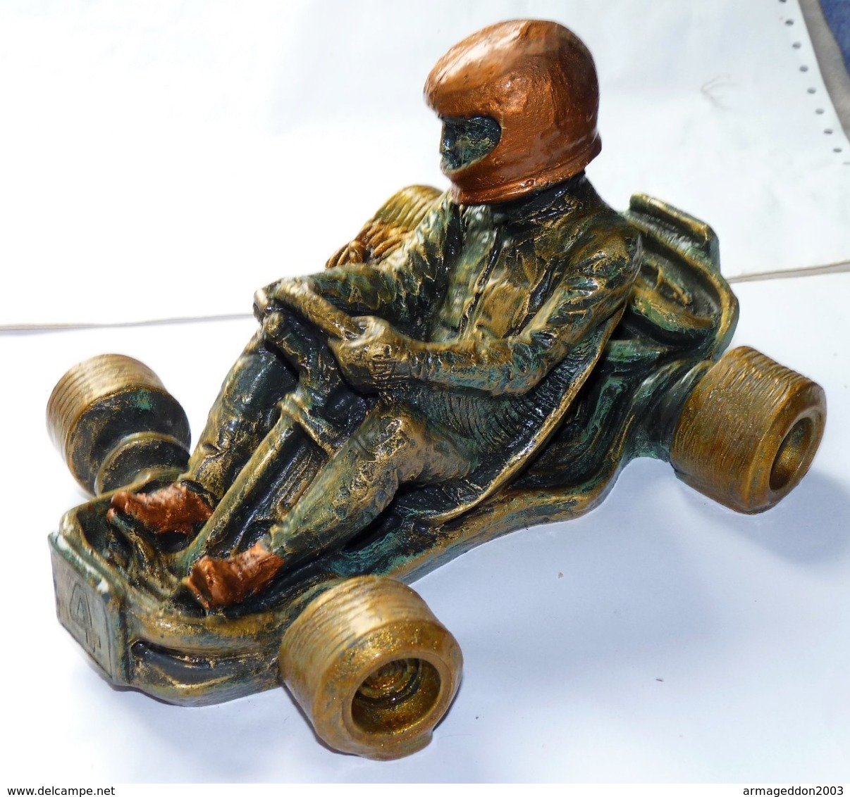 VINTAGE ANCIENNE LOURDE SCULPTURE RESINE PILOTE SUR UN KART TBE - Autres & Non Classés