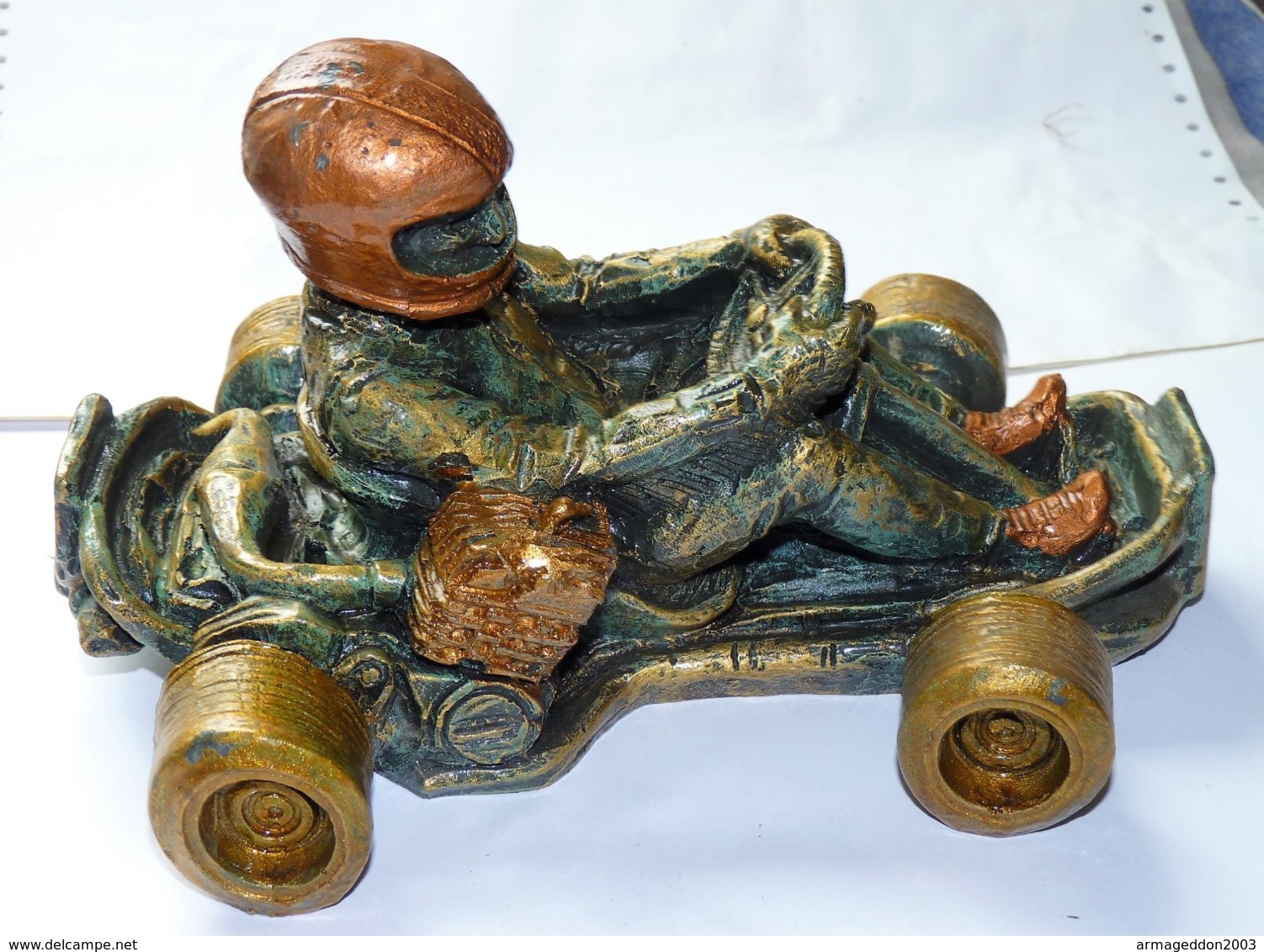 VINTAGE ANCIENNE LOURDE SCULPTURE RESINE PILOTE SUR UN KART TBE - Autres & Non Classés