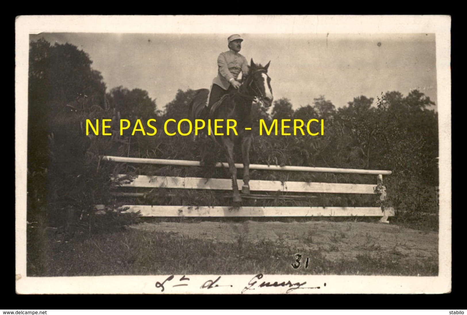 MILITARIA - LE LIEUTENANT DE GUERRY  A CHEVAL - SAUT D'OBSTACLE - CARTE PHOTO ORIGINALE - Régiments