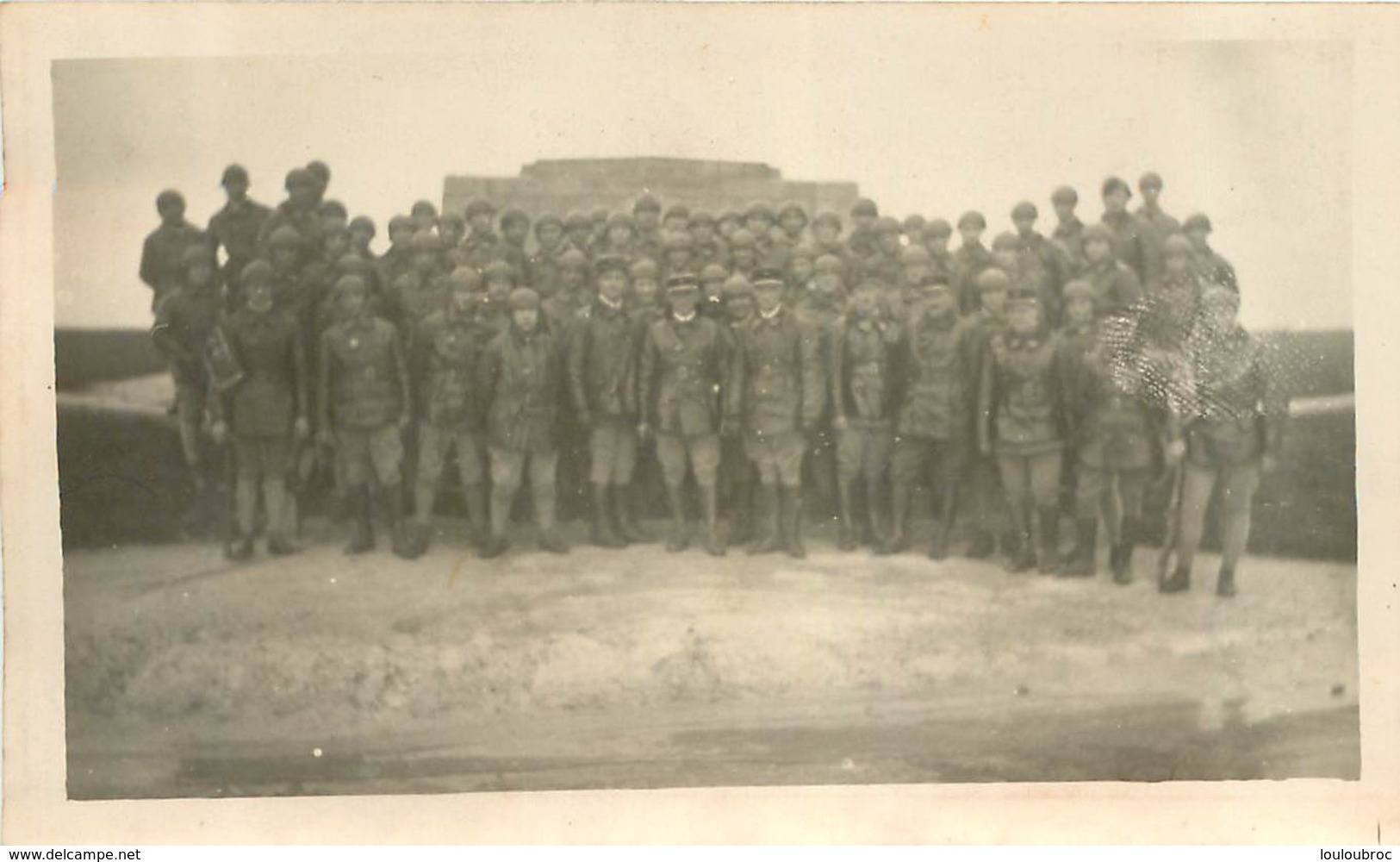 PHOTO ORIGINALE BERRY AU BAC GROUPE DE SOLDATS DEVANT LE MONUMENT AUX MORTS DES CHARS D'ASSAUT - Guerra, Militari