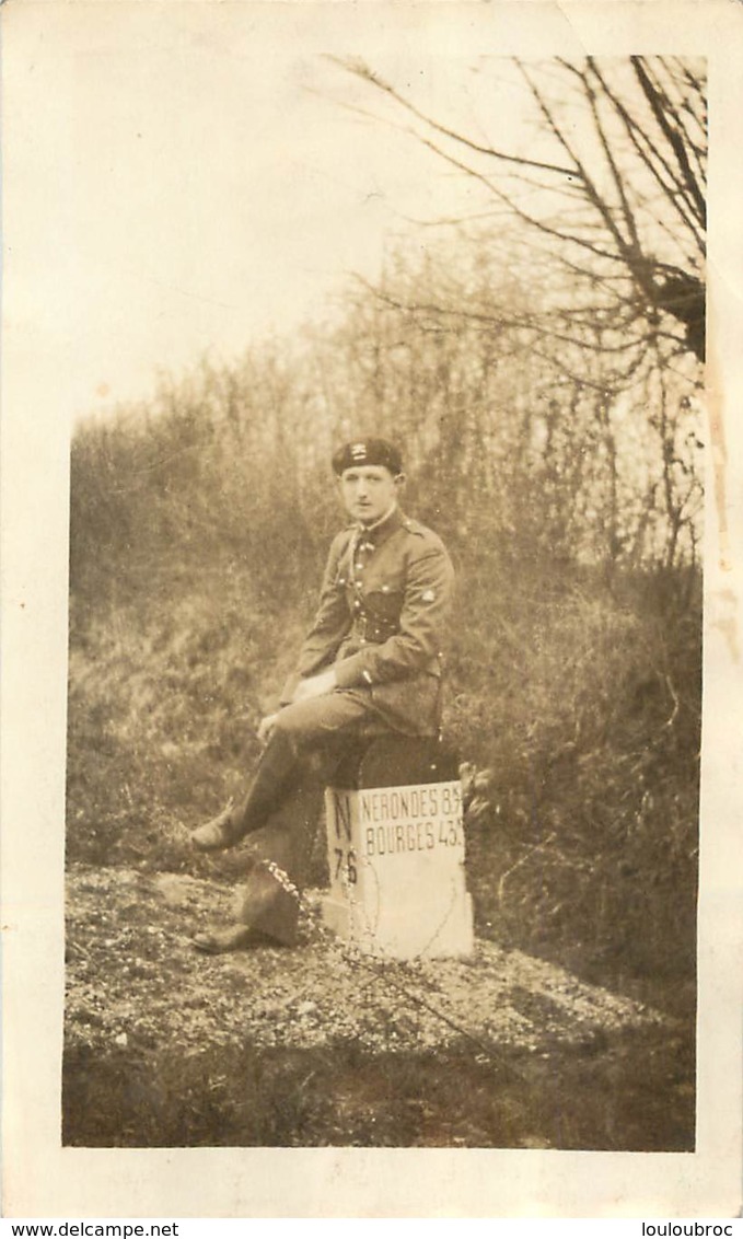 PHOTO ORIGINALE SOLDAT ASSIS SUR UNE BORNE KILOMETRIQUE NERONDES 8 KMS ET BOURGES 43 KMS FORMAT 11.50 X 7 CM - Guerra, Militari