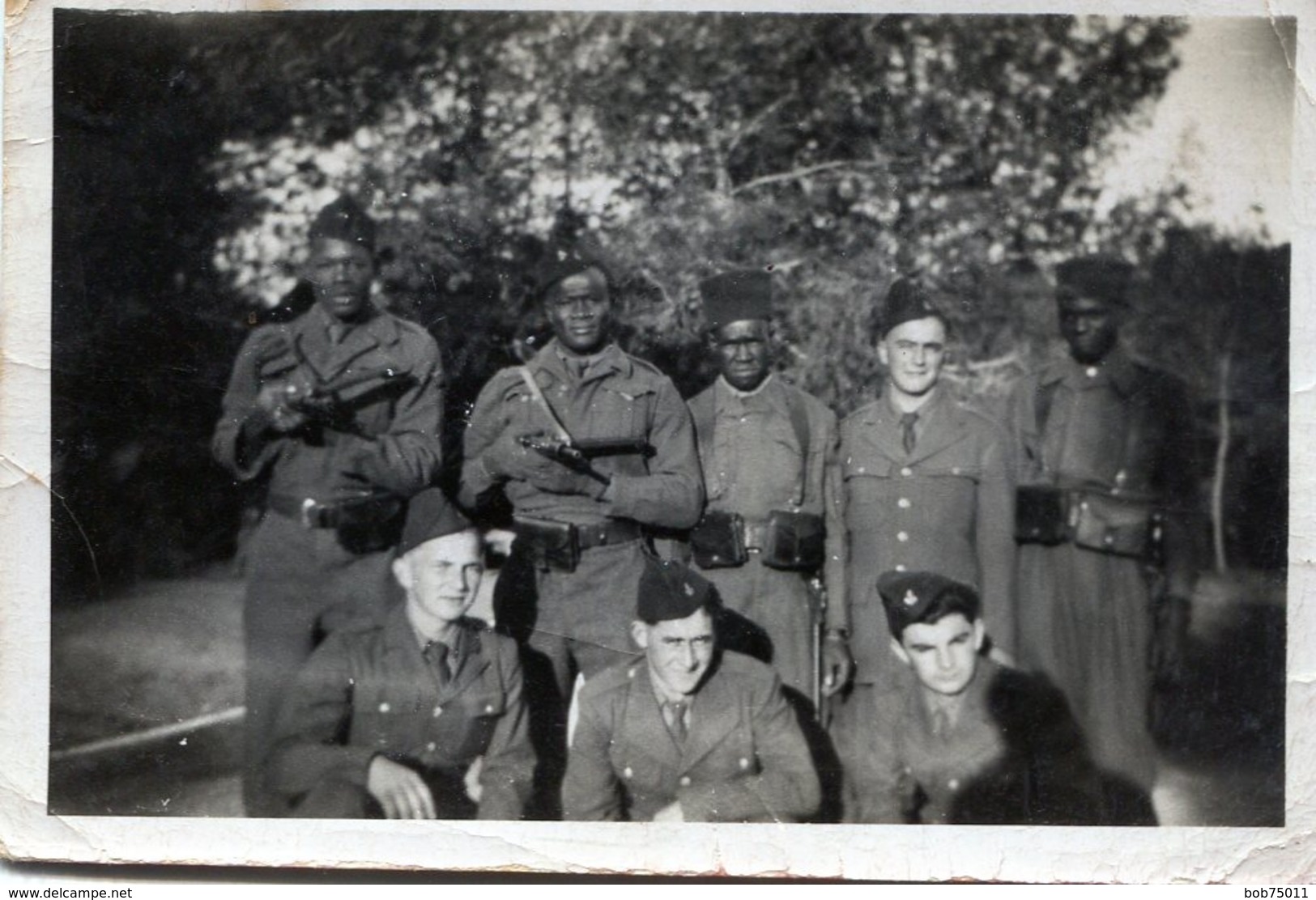 Photo De Soldat Francais Avec Des Tirailleur Africain Dont Deux Qui Vise Le Photographe Avec Leurs Mitrailleuse - War, Military