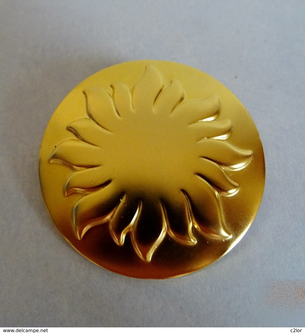 Broche Ronde Décor Soleil  Pour Les Parfums SOLEIADO En Métal Doré - Broschen