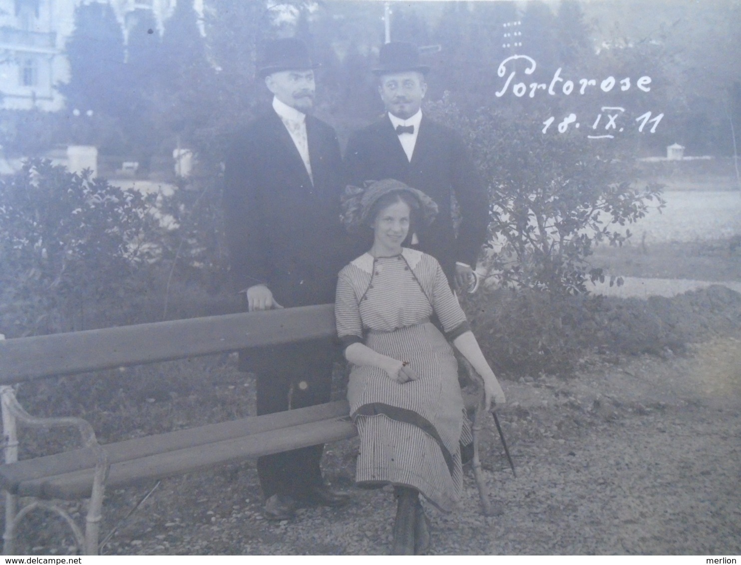 D168358  Slovenia Slovenija Portorose Portoroz -  1911 Old Photo  Young Lady Sittin On A Bench With Two Man Behind Her - Orte