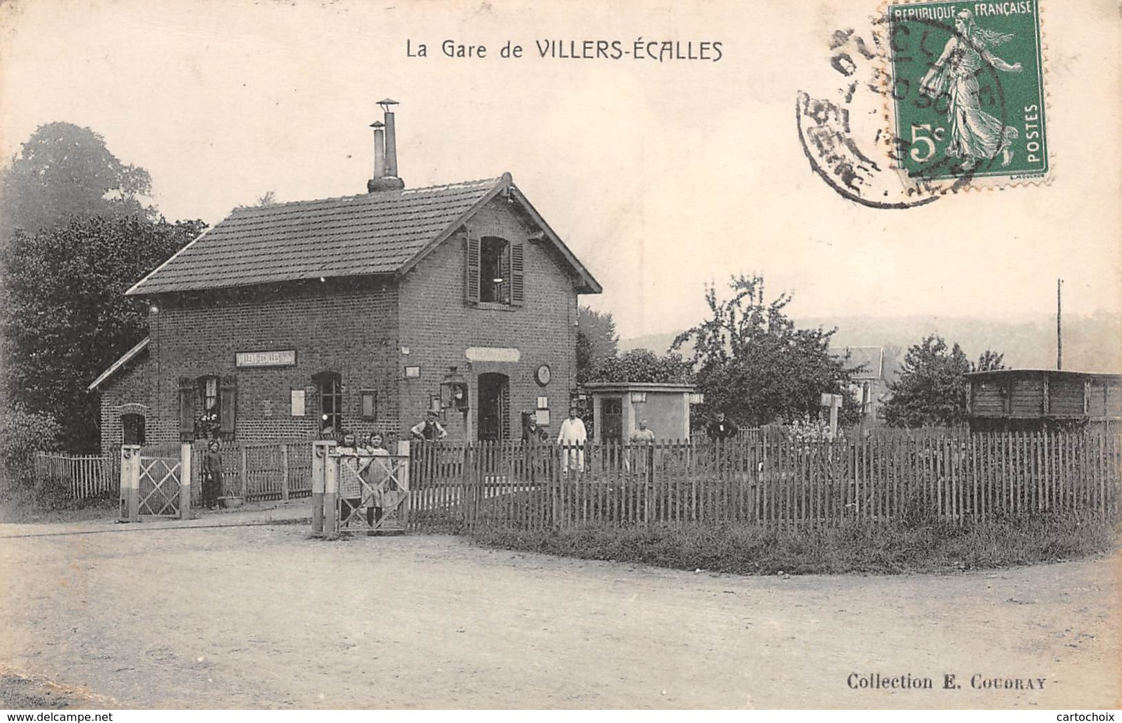 76 - Villers-Ecales - La Gare Animée - Barrières Du Passage à Niveau Ouvertes - Autres & Non Classés