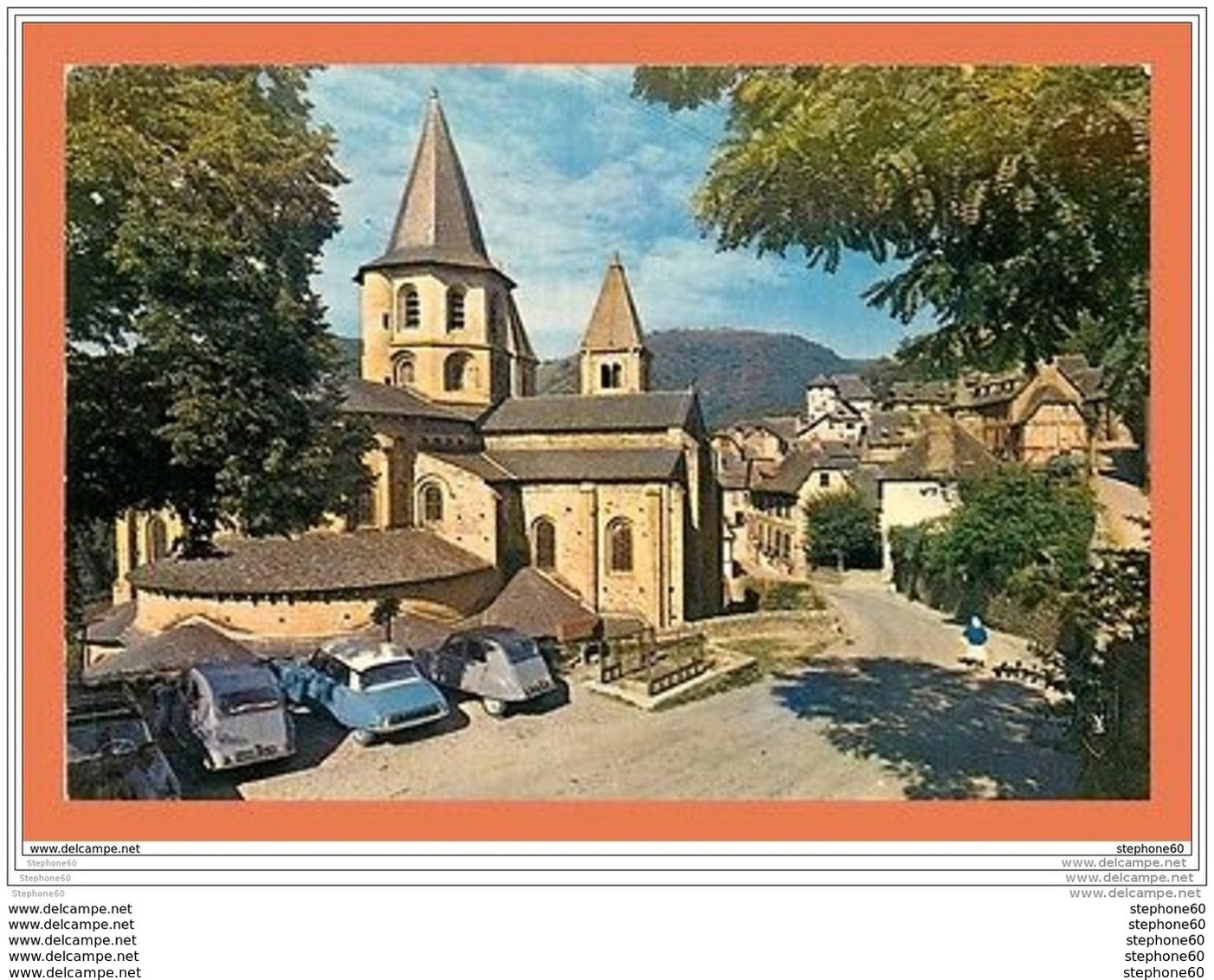 A624 / 101 12 - CONQUES EN ROUERGUE Place De La Mairie ( Voiture ) - Other & Unclassified