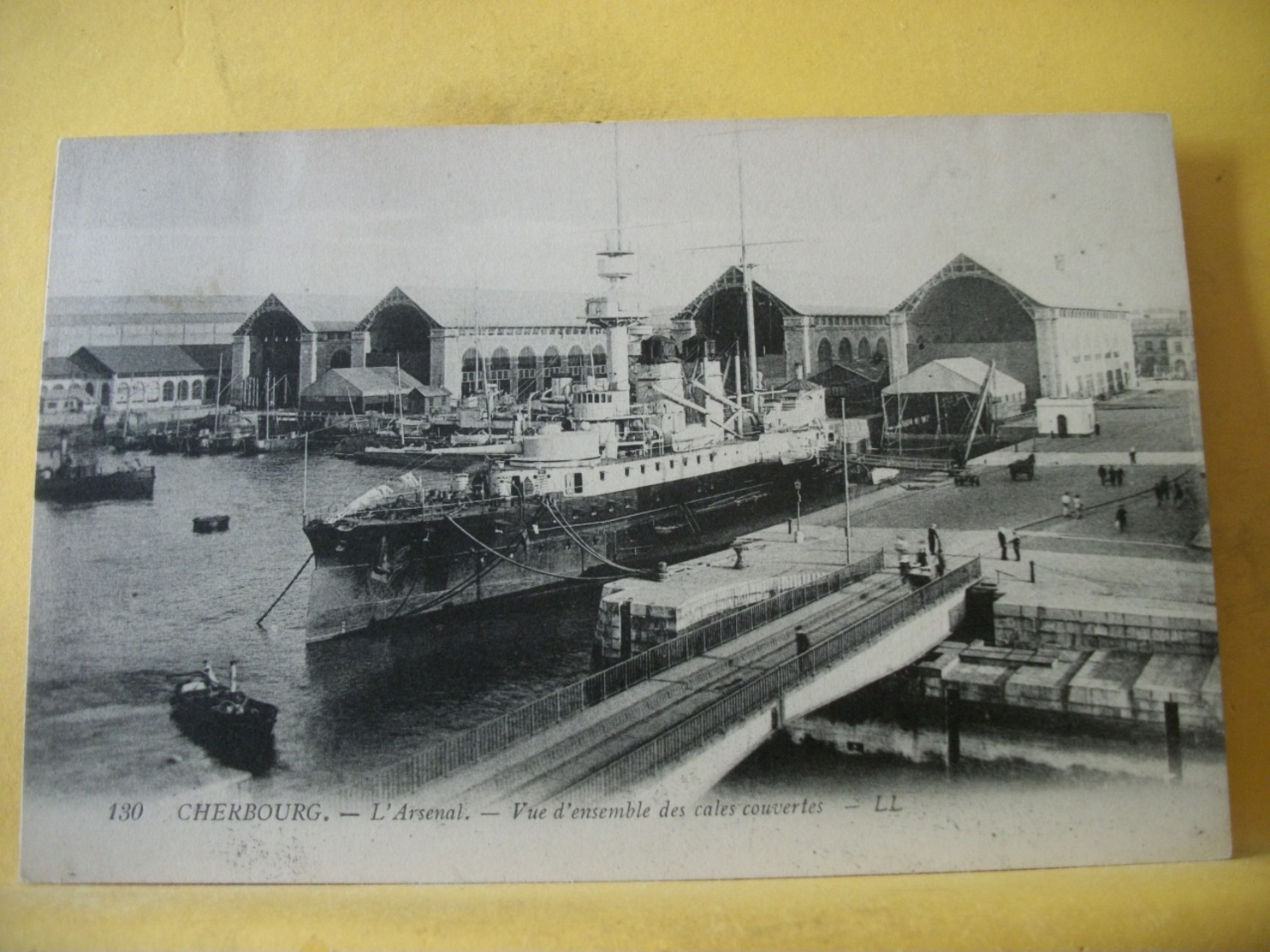 50 6917 CPA - 50 CHERBOURG. L'ARSENAL. VUE D'ENSEMBLE DES CALES COUVERTES. EDIT. LL. N° 130 - ANIMATION. BATEAUX - Cherbourg