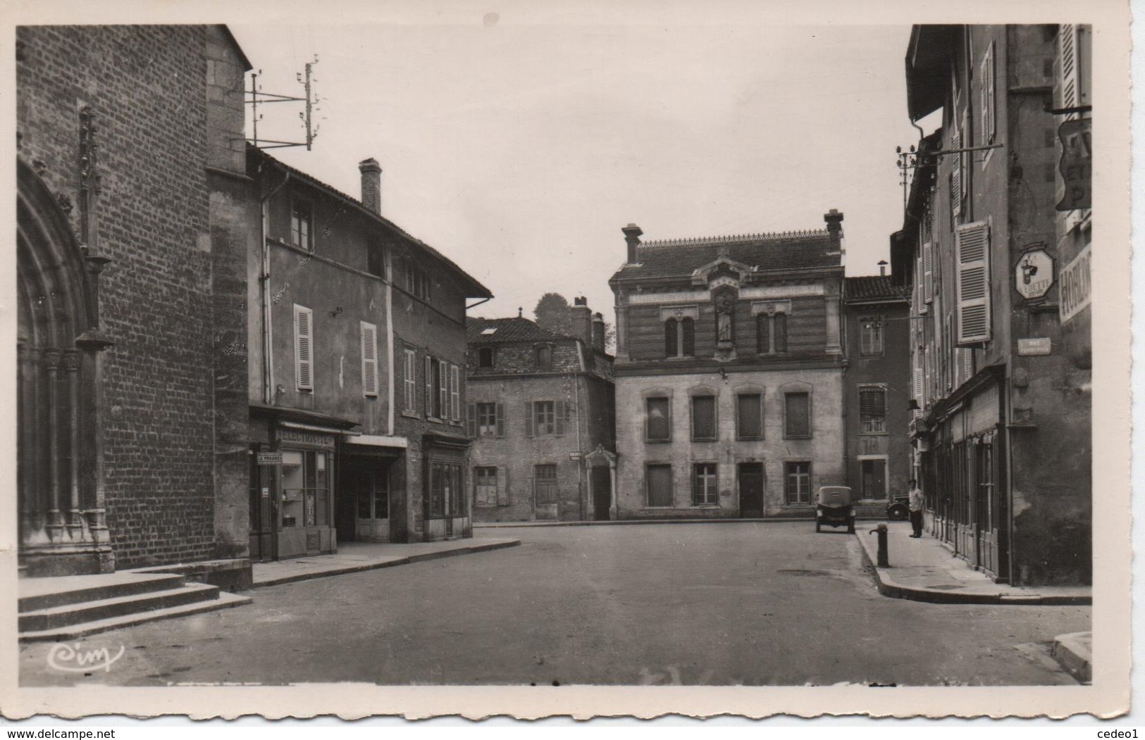 CHATILLON SUR CHALARONNE  PLACE DE L'EGLISE ET ST VINCENT DE PAUL - Châtillon-sur-Chalaronne