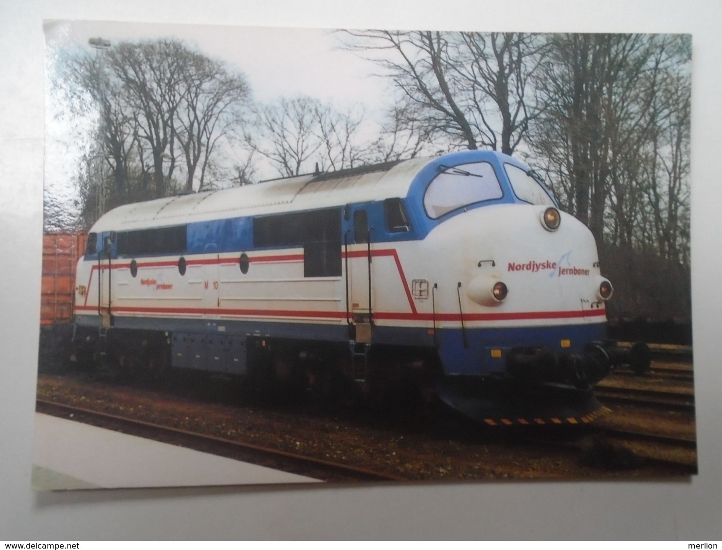 D168394  Train - Railway Station - Bahnhof  - Gare -  Hungarian Postcard  - Denmark - Nordjyske Jernbaner  Bhf. Hjorring - Treni