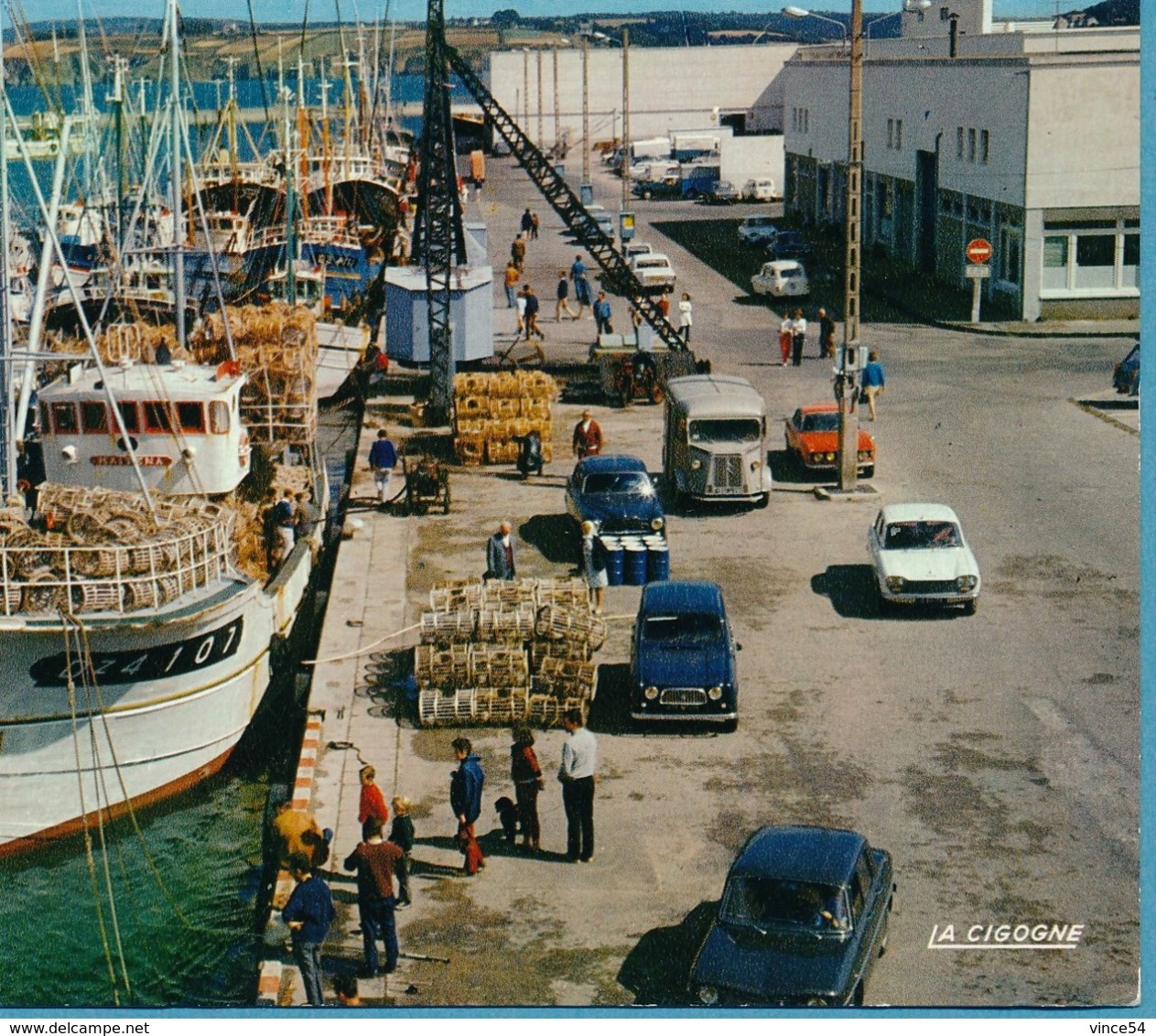 Citroen Type H DS Renault R8 4L Peugeot 204 403 Alfa Romeo GT Veloce - DOUARNENEZ - Le Port - Passenger Cars