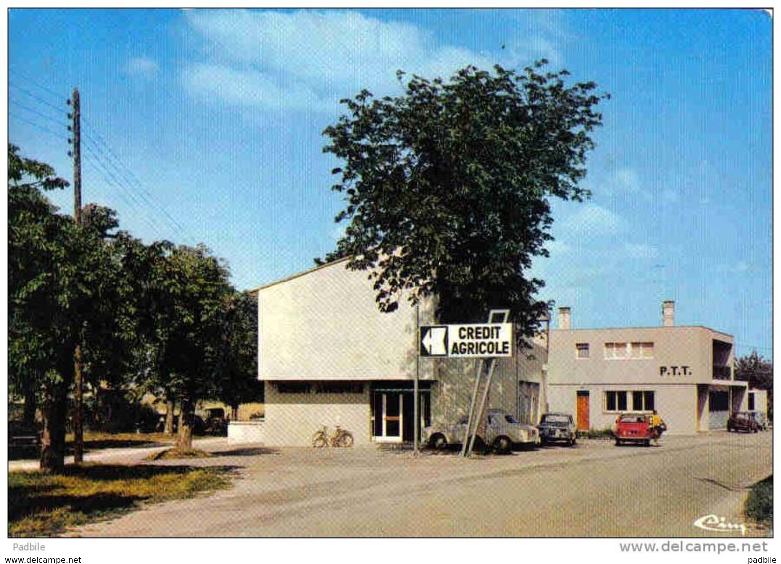 Carte Postale  47.  Laroque-Timbaut  Le Crédit-Agricole  Et La Poste  Trés Beau Plan - Laroque Timbault