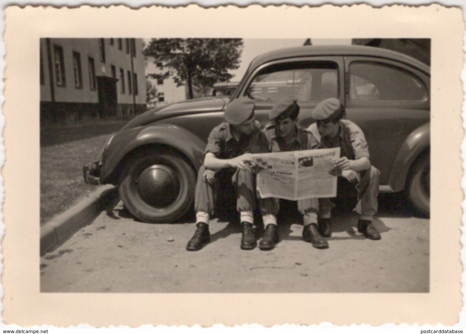 Soldiers Reading The Newspaper In Front Of The Volkswagen - Photo - & Old Cars - Turismo