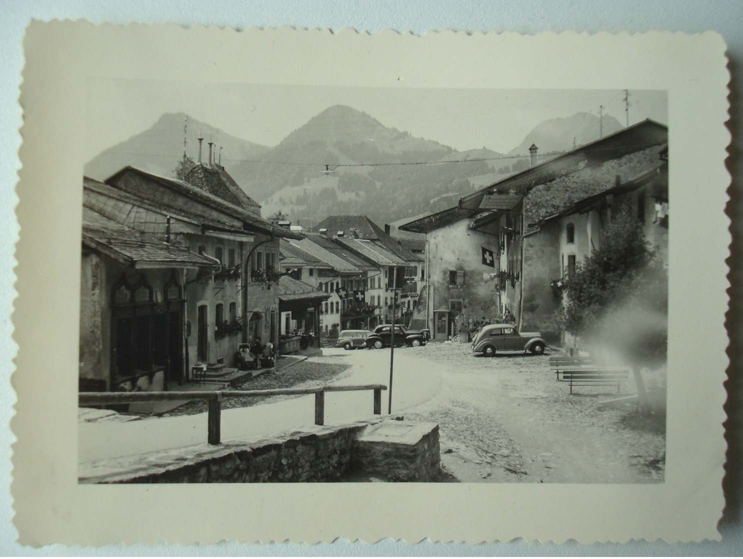 Gruyères, Valais Suisse, 1954. - Vieilles Voitures. - Old Cars. - Plaatsen