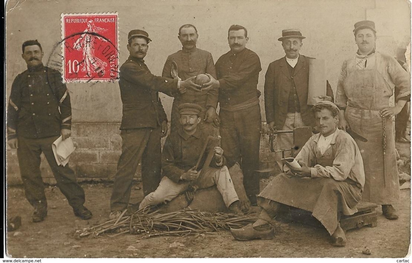 D17 - ROCHEFORT ??? (Cachet De La Poste) - CARTE PHOTO - Plusieurs Hommes - Militaires - Rochefort