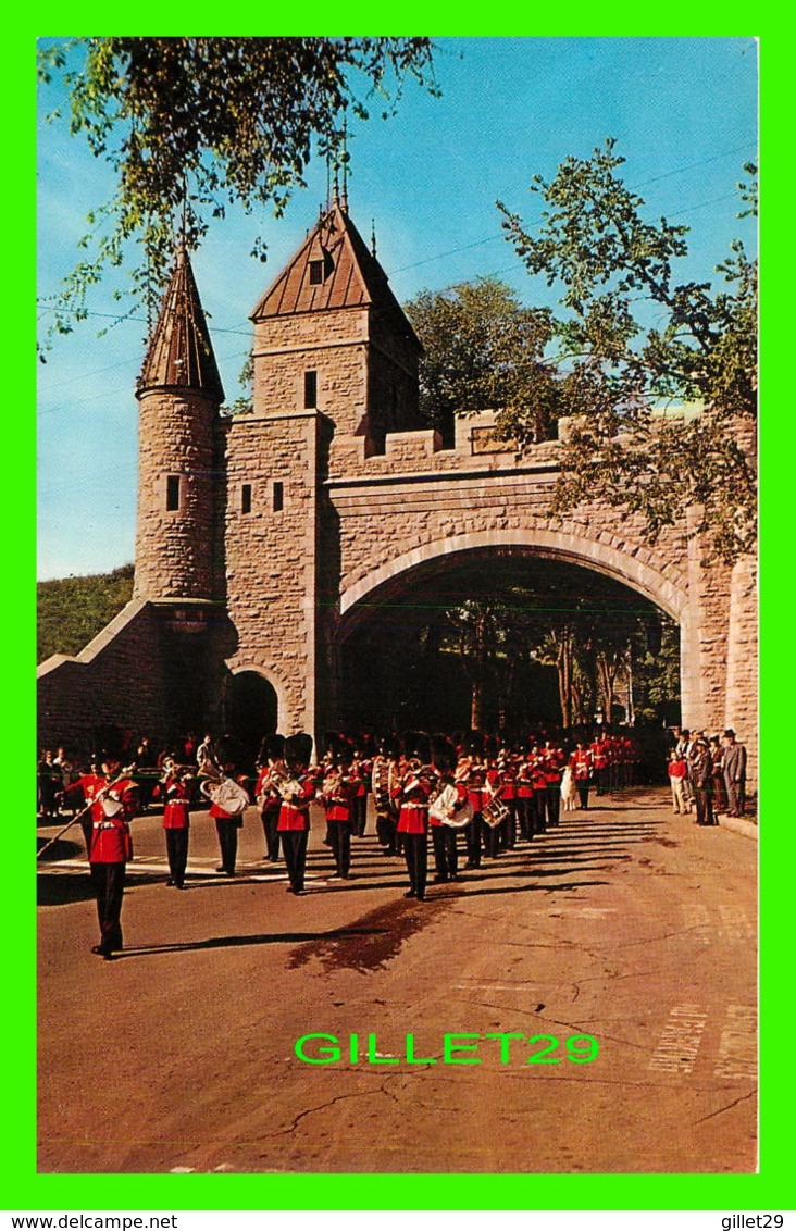 QUÉBEC - LA PORTE SAINT-LOUIS - LE ROYAL 22ieme PARADANT - UNIC - CIRCULÉ EN 1965 - - Québec – Les Portes