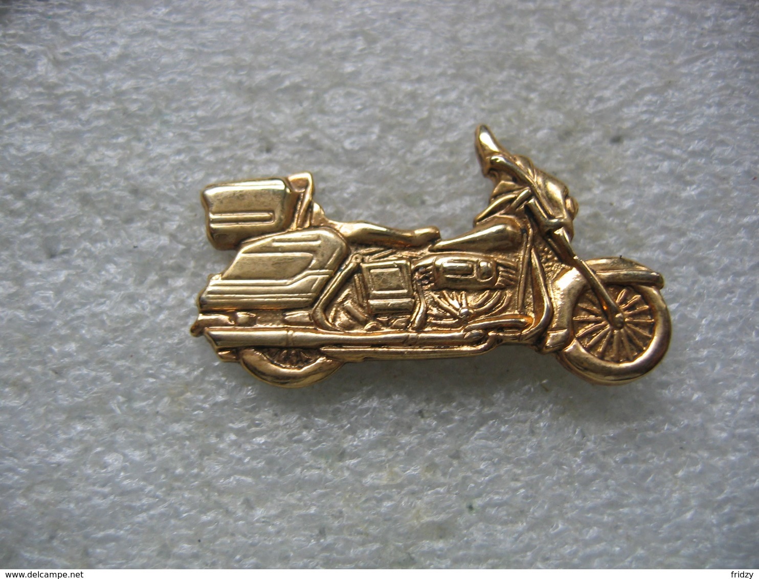 Pin's Moto Harley Davidson De Couleur Dorée En Relief, - Motorfietsen