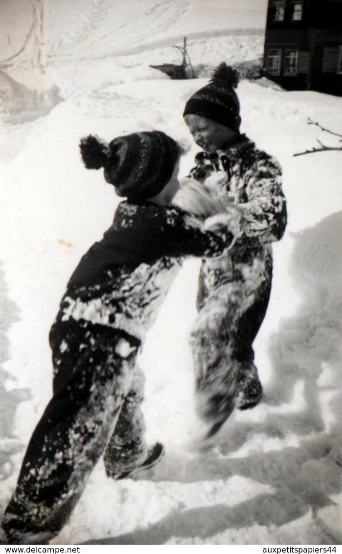 Photo Originale Sports D'Hiver & Enfants Au Combat Sumo Enneigés De La Tête Aux Pieds 1930/40 - Anonymous Persons