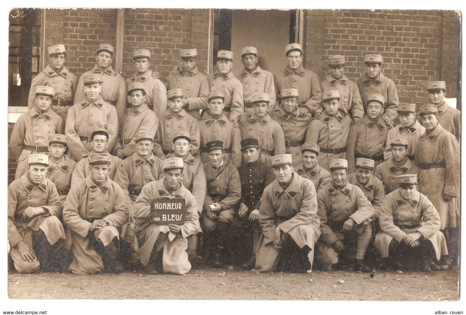 CPP 059 - CARTE PHOTO - MILITARIA - ALENCON - 103e Régiement D'Infanterie - Honneur Aux Bleus - Alencon