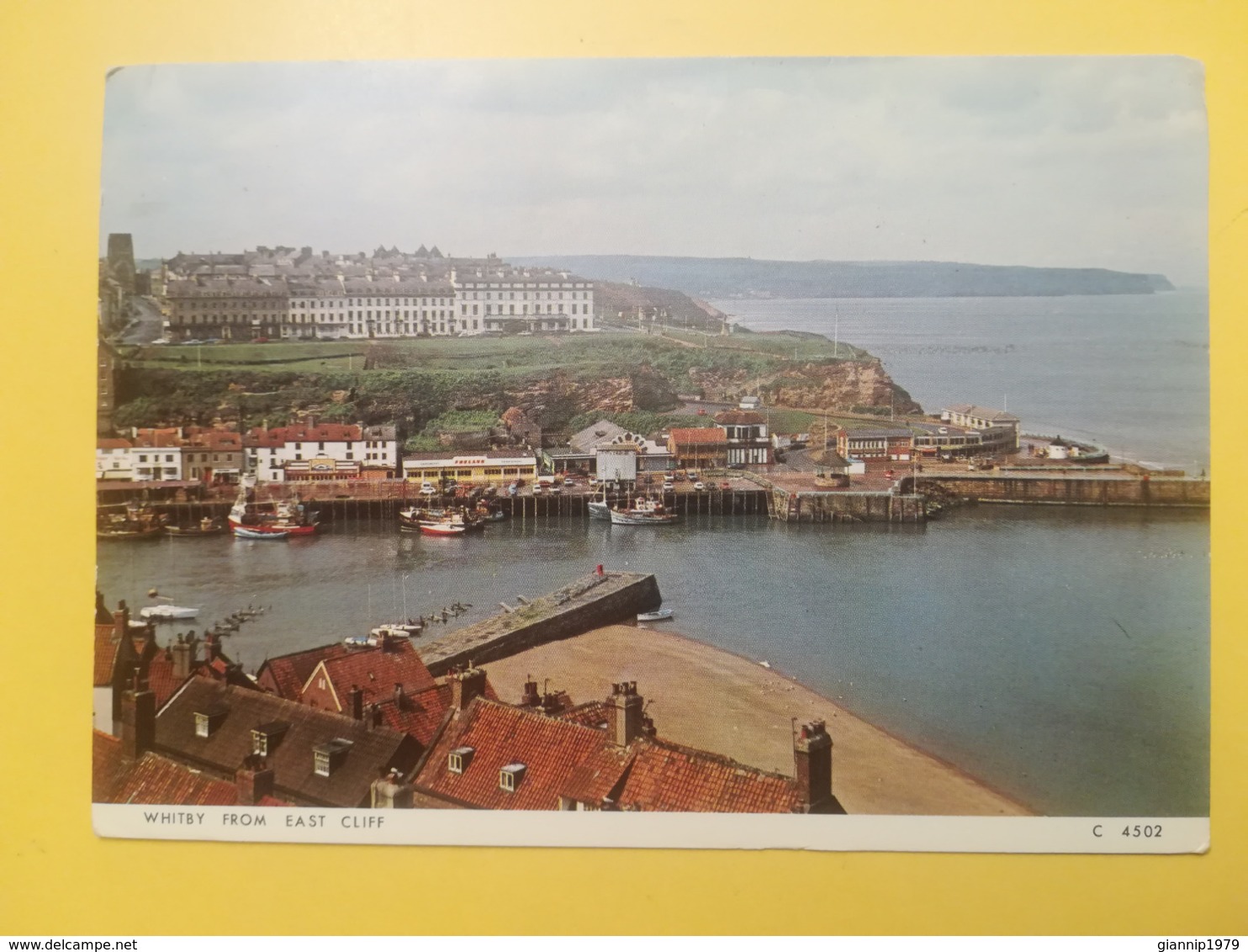 CARTOLINA POSTCARD INGHILTERRA ENGLAND 1978 WHITBY EAST CLIFF BOLLO REGINA ELISABETTA  OBLITERE YORK ETICHETTA - Whitby