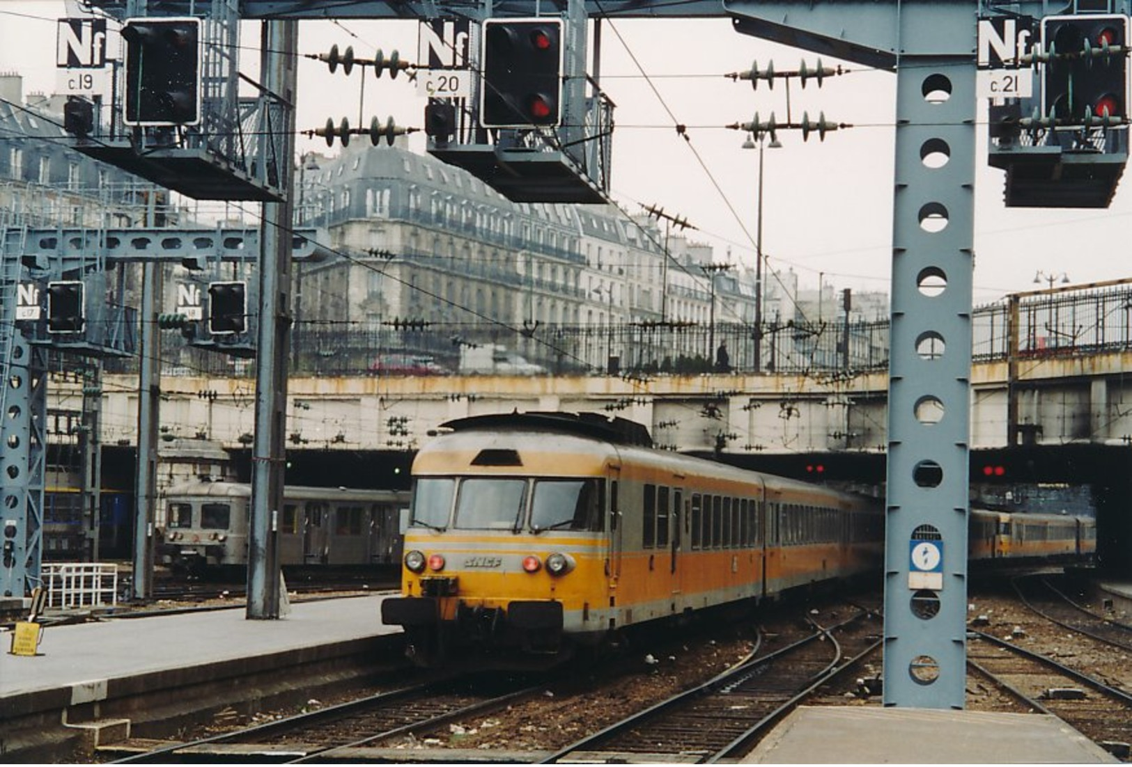 Paris (75) 09/1996 - Gare Saint Lazare - Rames RTG - Gares - Avec Trains