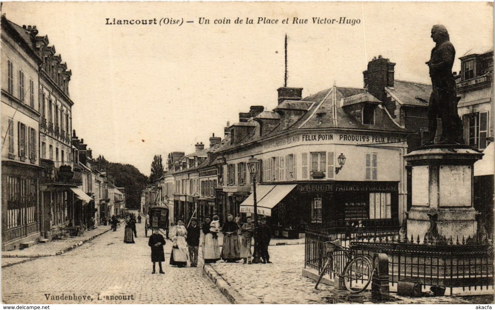 CPA LIANCOURT - Un Coin De La Place Et Rue VICtor-Hugo (259756) - Liancourt