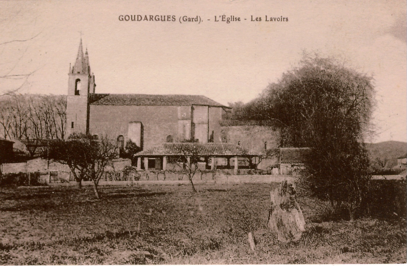 Cpa 30 GOUDARGUES L'église  Les Lavoirs , Dos Vierge , TBE - Autres & Non Classés