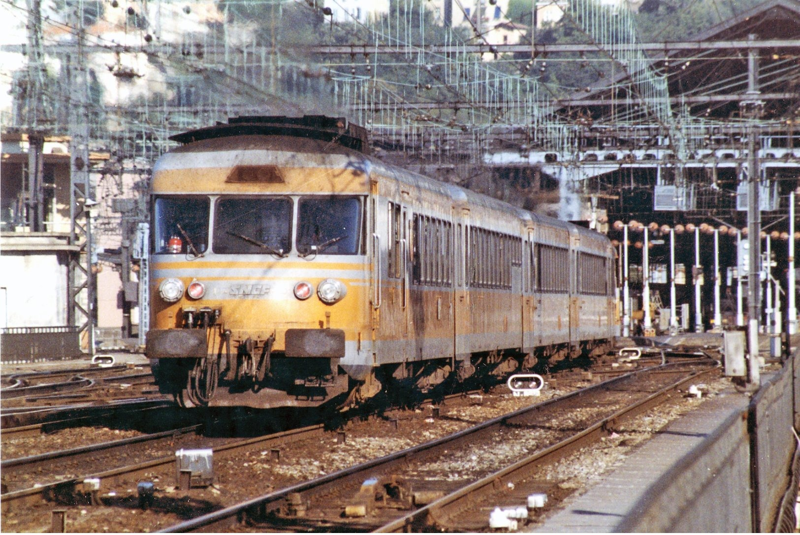 Lyon Pérrache (69).  Octobre 1991. Rame E.T.G. 1005/1006 - Lyon 2