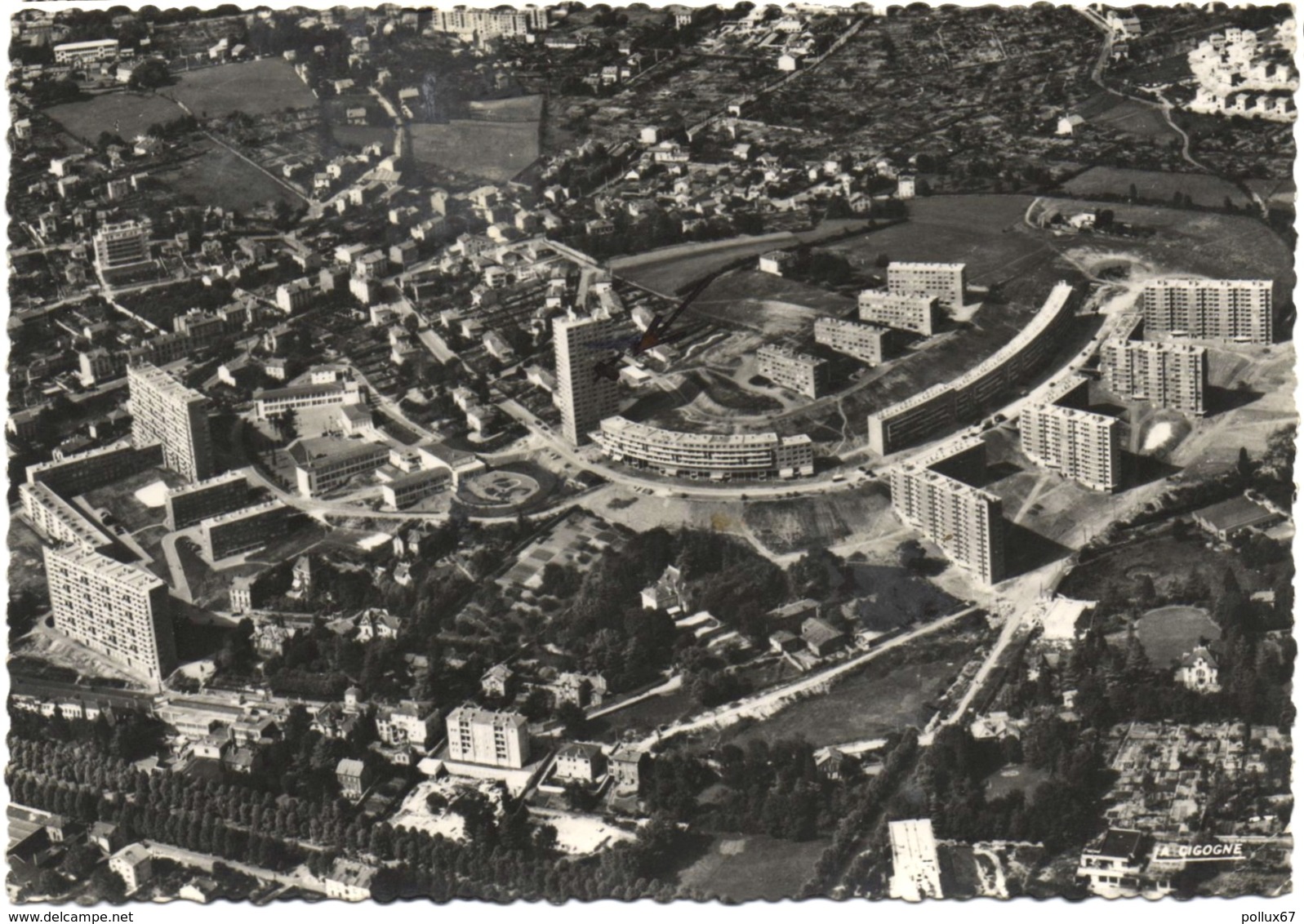 CPSM EN AVION SUR SAINT-ETIENNE  (LOIRE)  CITE DE BEAULIEU, LE ROND-POINT. PILOTE-OPERATEUR R. HENRARD - Saint Etienne