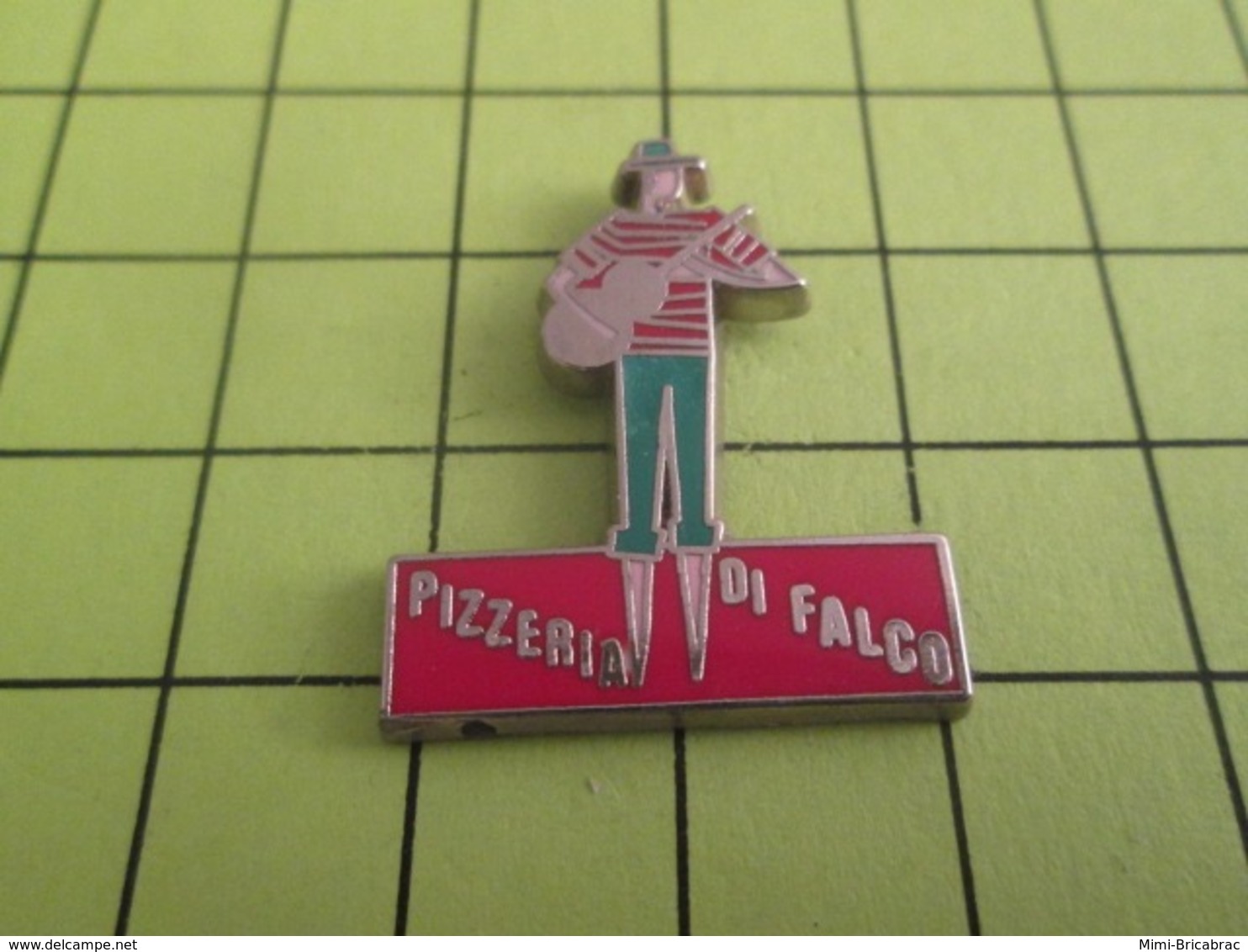 910D PIN's PINS / Rare Et De Belle Qualité / THEME ALIMENTATION / JOUEUR DE MANDOLINE  PIZZERIA DI FALCO - Alimentation