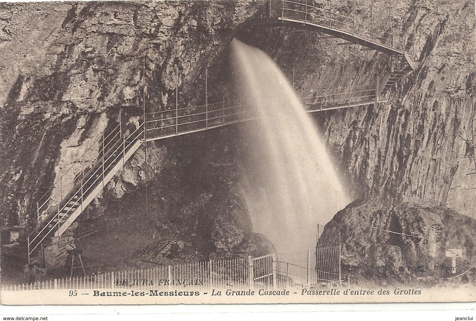 95. BAUME-LES-MESSIEURS . LA GRANDE CASCADE . PASSERELLE D'ENTREE DES GROTTES . CARTE NON ECRITE - Baume-les-Messieurs