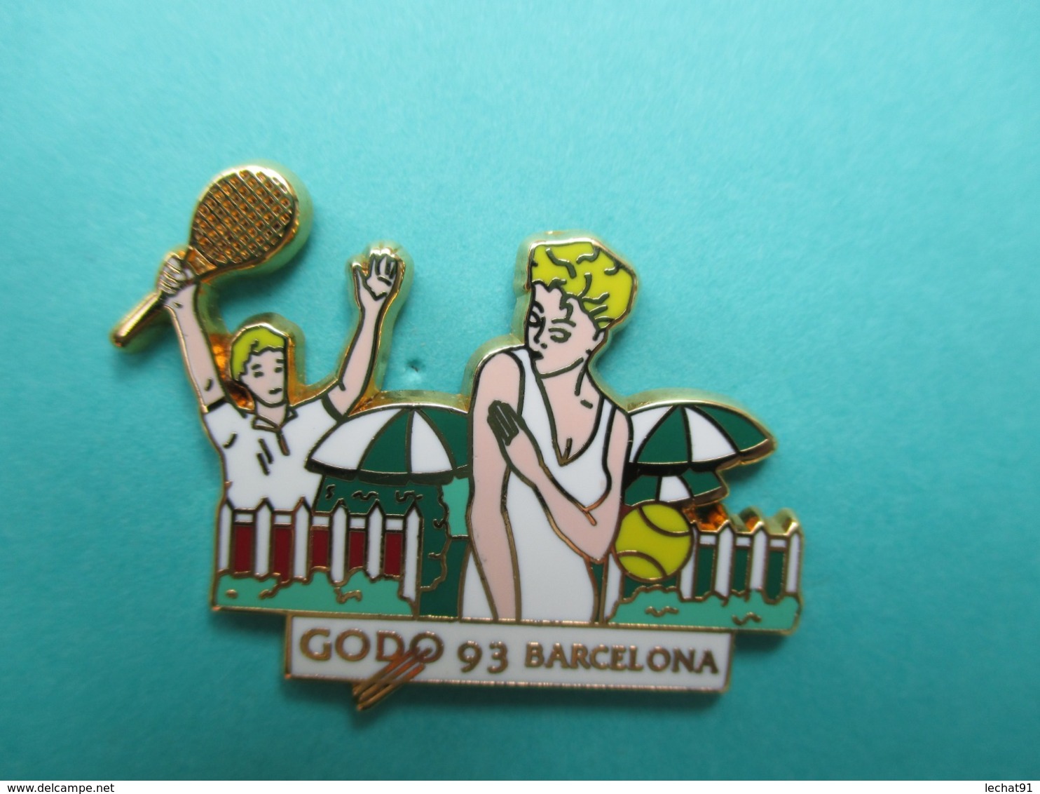 Pins Arthus Bertrand , Tennis, GODO 93 BARCELONA , Pin'up Robe Blanche - Arthus Bertrand