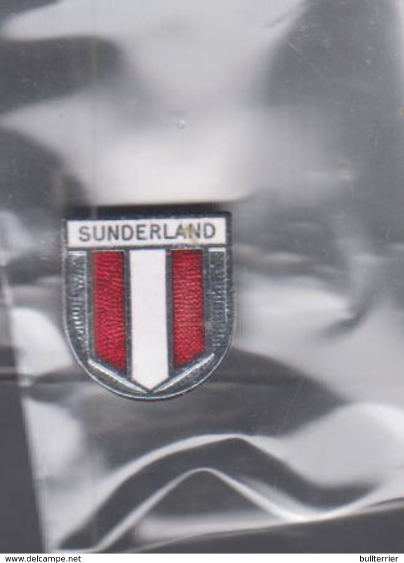 SUNDERLAND - CLIP PIN RED AND WHITE BADGE MADE , OVER 40 YEARS OLD -  FINE CONDITION - Football