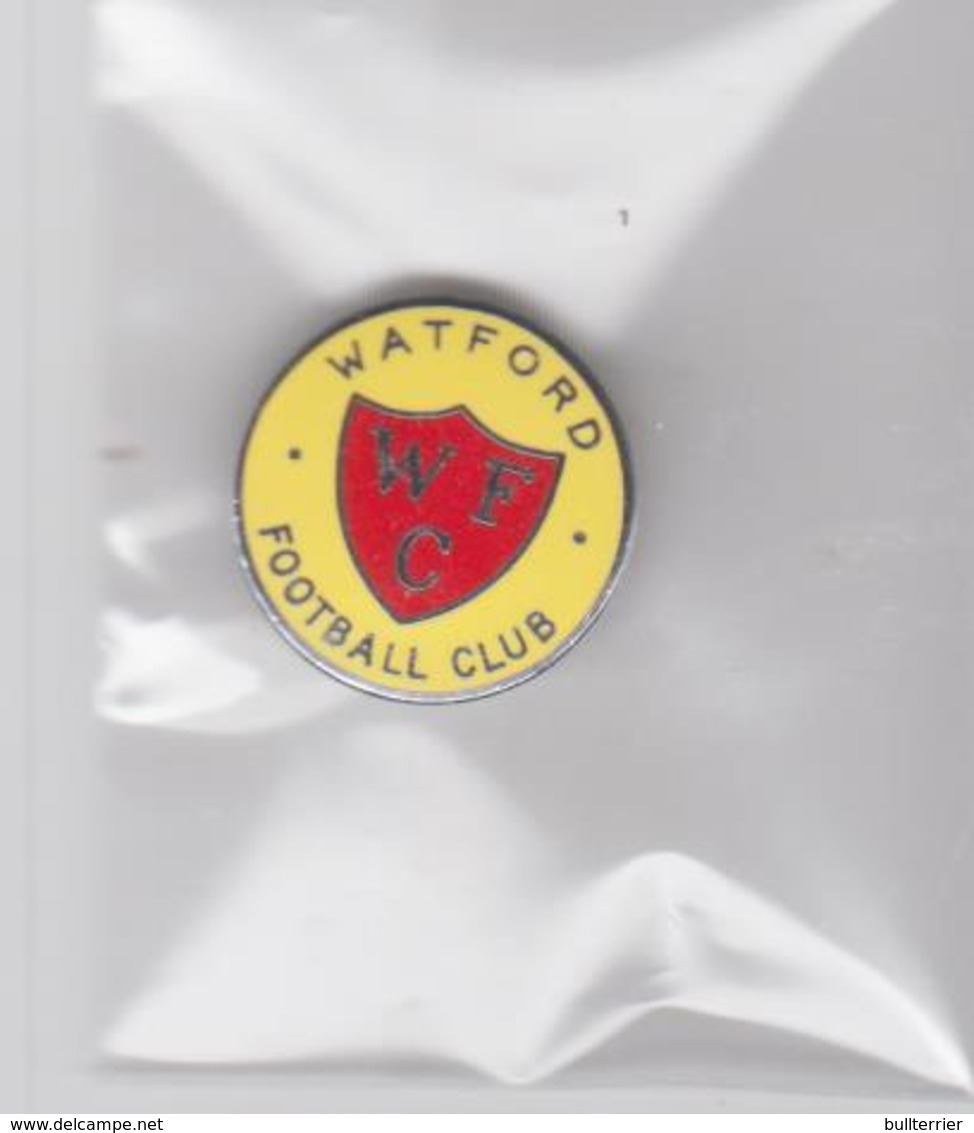 WATFORD -  ROUND RED  AND YELLOW    BADGE , FINE CONDITION - Football