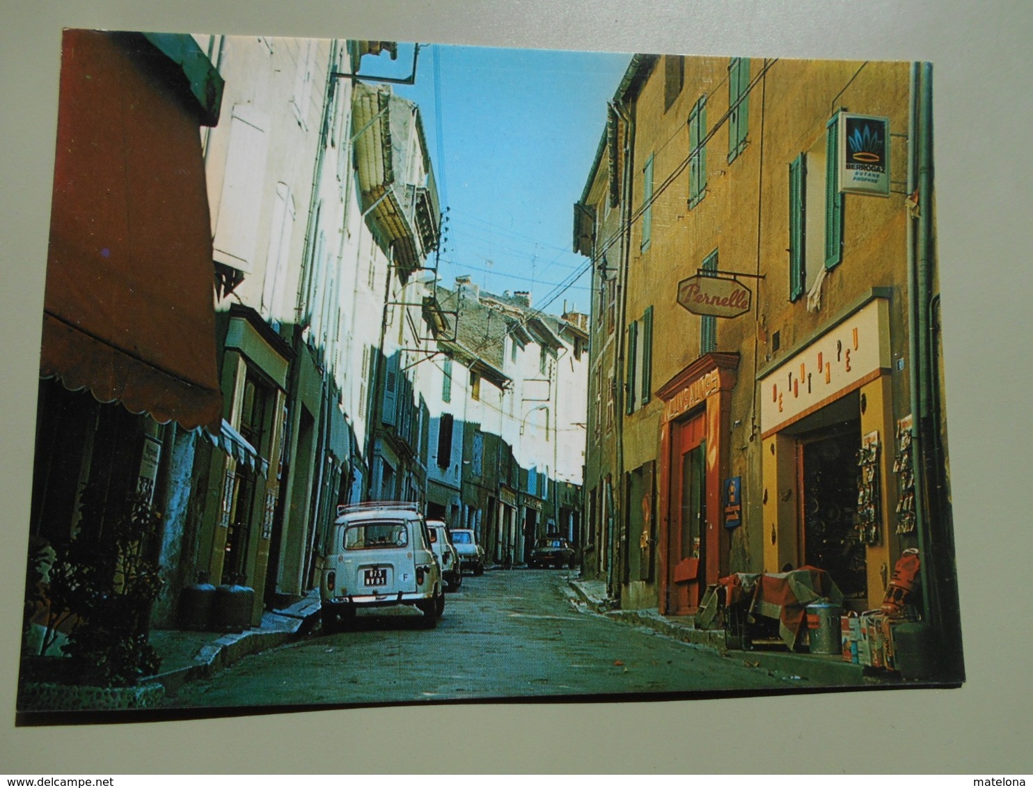 VAR RIANS EN PROVENCE LA RUE DE LA REPUBLIQUE ET LES COMMERCANTS  VOITURE RENAULT 4 - Rians