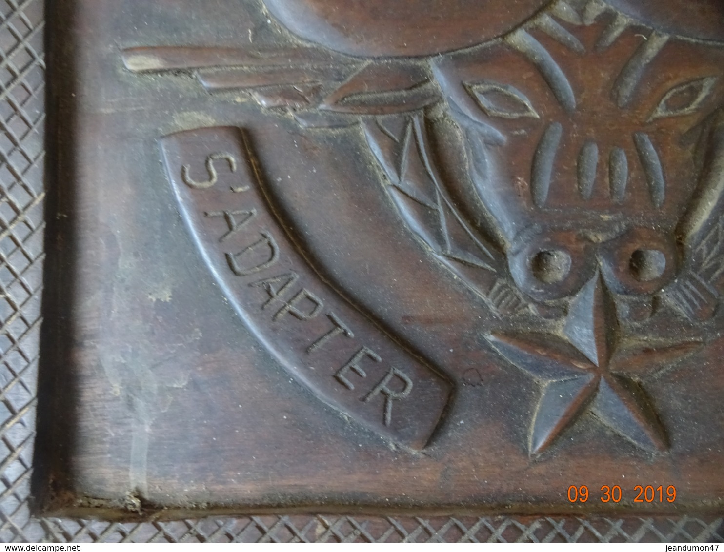 A IDENTIFIER - SCULPTURE SUR BOIS INSIGNE REGIMENT  PARACHUTISTES. " JAUNE 4 ' DOMINER S'ADAPTER. - Autres & Non Classés