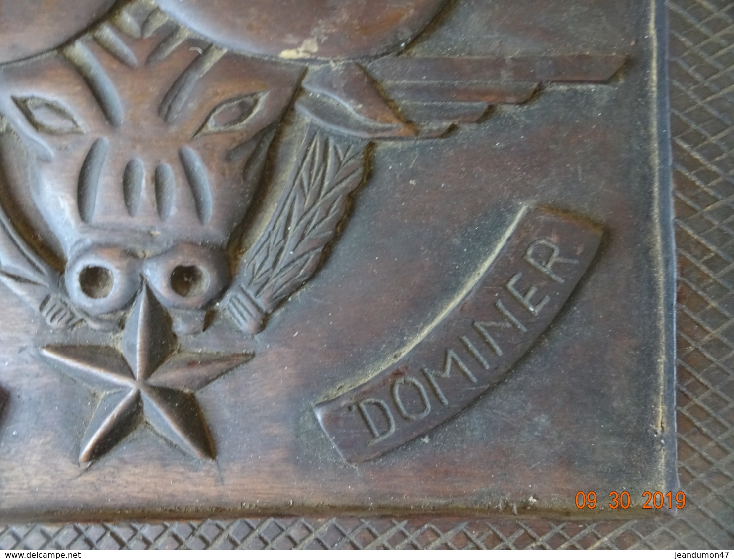 A IDENTIFIER - SCULPTURE SUR BOIS INSIGNE REGIMENT  PARACHUTISTES. " JAUNE 4 ' DOMINER S'ADAPTER. - Autres & Non Classés