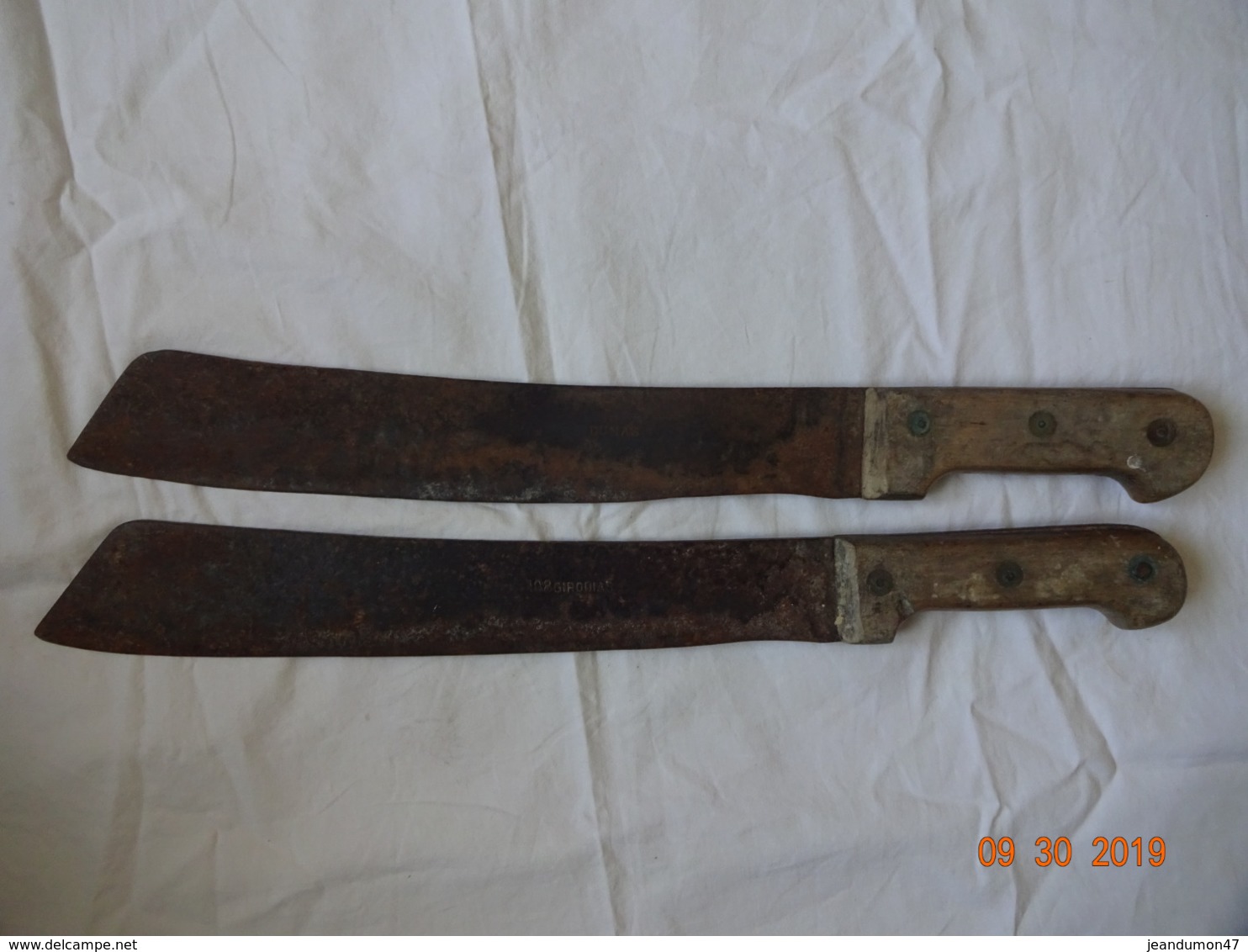 LOT DE 2 ANCIENNES MACHETTES - DUMAS & 108 GIRODIAS. PROVENANCE D'AFRIQUE. - Armes Blanches